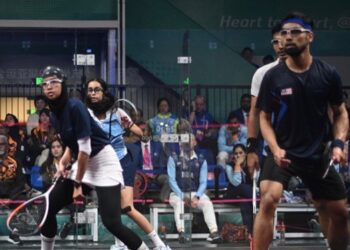 AKSI Mohammad Syafiq Kamal dan Aifa Azman ketika menentang beregu India, Abhay Singh-Anahat Singh pada separuh akhir Sukan Asia 2022 di Hangzhou hari ini. - IHSAN MAJLIS OLIMPIK MALAYSIA