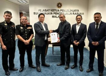 AZAM Baki dan Kassim Noor Mohamed ketika sesi pertemuan diadakan di Pejabat Ketua Pesuruhjaya SPRM, Ibu Pejabat SPRM, semalam.