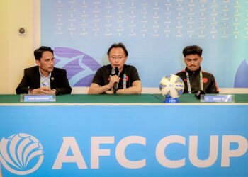ONG Kim Swee (tengah) dalam sidang akhbar di  Denpasar, Bali semalam menjelang pertemuan Sabah FC dan PSM Makassar malam ini. - IHSAN SABAH FC