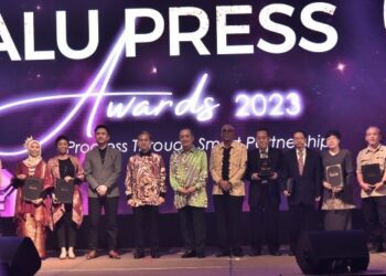 FAHMI Fadzil (lima dari kiri) dan Ketua Menteri, Datuk Seri Hajiji Noor (tengah) bergambar bersama pemenang kategori utama Anugerah Kewartawanan Kinabalu di Kota Kinabalu semalam.