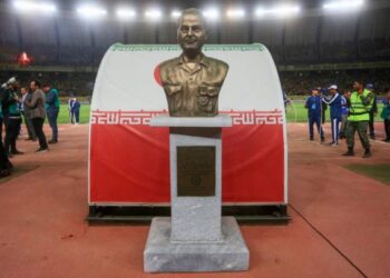 PATUNG Qasem Sulaimani yang diletak di Stadium Naghsh-e Jahan, Isfahan telah menimbulkan kekecohan hingga memaksa aksi Al Ittihad menentang Sepahan ditunda. - AFP