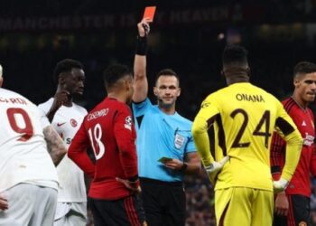 CASEMIRO dibuang padang selepas mengutip kad kuning kedua dalam perlawanan yang menyaksikan Manchester United tewas 2-3 kepada Galatasaray di Old Trafford. - AFP