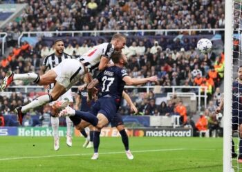 PERTAHANAN Newcastle, Dan Burn menanduk gol kedua pasukannya ketika menentang PSG dalam aksi Liga Juara-Juara. - IHSAN NEWCASTLE UNITED