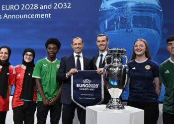 BEKAS bintang Wales, Gareth Bale (tiga, kanan) mewakili UK dan Ireland menerima pemilihan mereka sebagai tuan rumah Euro 2028. - AFP