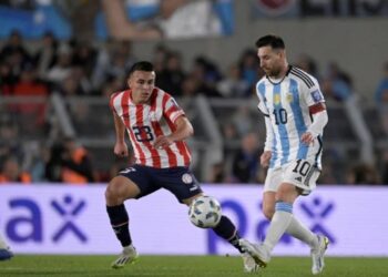LIONEL Messi (kanan) gagal meledak gol, namun Argentina masih mampu menamatkan saingan dengan menewaskan Paraguay 1-0.