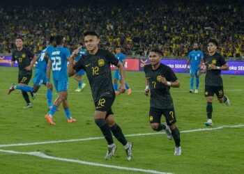 ARIF Aiman Hanapi (kiri) meraikan gol kedua Malaysia bersama Faisal Halim ketika menentang India dalam Pestabola Merdeka di Stadium Nasional, Bukit Jalil. -  UTUSAN/FARIZ RUSADIO