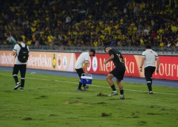 KEADAAN rumput Stadium Nasional Bukit Jalil yang tercabut ketika Malaysia menentang India dalam aksi Pestabola Merdeka. -  UTUSAN/FARIZ RUSADIO