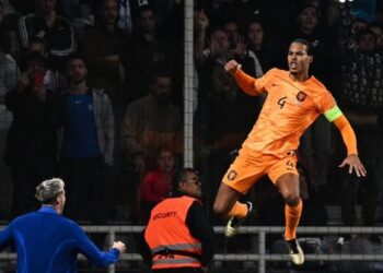 KAPTEN Belanda, Virgil van Dijk meraikan jaringannya ketika menentang Greece dalam kelayakan Euro 2024 di Athens.