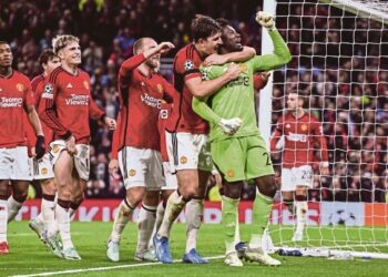 ANDRE Onana (kanan) dan Harry Maguire (dua, kanan) meraikan kemenangan Manchester United bersama rakan-rakan sepasukan di Old Trafford. - AFP