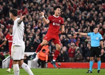 WATARU Endo meraikan jaringannya ketika membantu Liverpool menumpaskan Toulouse dalam aksi Liga Europa di Anfield awal pagi tadi. - AFP