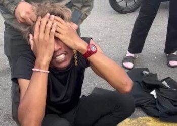 TANGKAP layar menunjukkan seorang lelaki yang ditahan orang ramai selepas melarikan dua utus rantai dari sebuah kedai emas di Plaza Kota Tinggi.