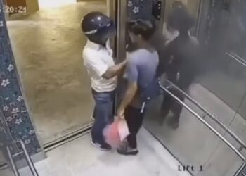 TANGKAP layar rakaman video yang tular menunjukkan seorang remaja disamun di dalam lif sebuah pangsapuri di Johor Bahru.
