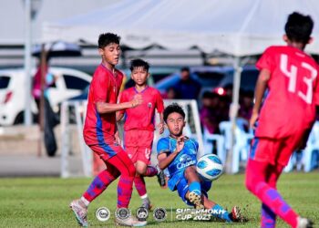 PEMAIN AMD Dream (jersi merah) ketika berdepan Chonburi FC dalam perlawanan terakhir Kumpulan A, saingan bawah 13 tahun Piala Supermokh di Gambang hari ini.