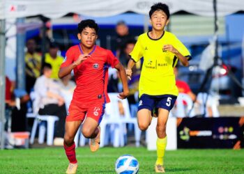 AKSI pemain AMD Dream (jersi merah) ketika menentang Evergrande Football School dalam aksi separuh akhir kategori bawah 13 tahun Piala Supermokh di Gambang hari ini.