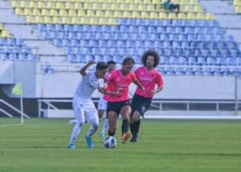 PEMAIN Terengganu FC, Nik Sharif Haseefy Mohd. Lazim (kiri) cuba melepasi dua pertahanan lawan ketika membantu pasukannya menentang kelab Filipina, Stallion Laguna dalam aksi Piala AFC di Stadium Sultan Mizan Zainal Abidin, hari ini. - UTUSAN/PUQTRA HAIRRY ROSLI