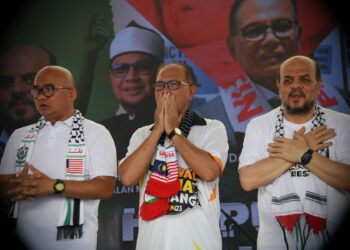 WAN ROSDY Wan Ismail (tengah) mengakui tersasul menyebut ‘Palestin hancur’ ketika berucap pada Himpunan Pahang4Palestine di Dataran Majlis Bandaraya Kuantan (MBK) di Kuantan, Pahang.