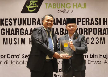 DATUK Dr. Mohd. Na'im Mokhtar  (kanan) menyampaikan plak penghargaan kepada Ketua Pegawai Operasi Pintas Utama, Faris Hussein pada Majlis Kesyukuran Tamat Operasi Haji & Penghargaan Sahabat Korporat TH Musim Haji 1444H/2023M di Menara Tabung Haji, Kuala Lumpur  hari ini.