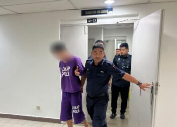 SUSPEK kes tikam seorang wanita yang ditahan reman empat hari dibawa keluar dari Mahkamah Majistret Kuala Terengganu, hari ini. - UTUSAN/PUQTRA HAIRRY ROSLI