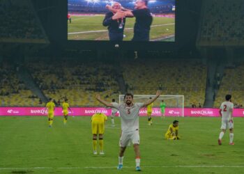 PEMAIN Malaysia tidak mampu menahan kecewa selepas tumpas kepada Tajikistan dalam perlawanan akhir Pestabola Merdeka di Stadium Nasional Bukit Jalil kelmarin. – UTUSAN/FARIZ RUSADIO