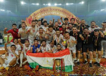 PEMAIN Tajikistan meraikan kejayaan muncul juara Pestabola Merdeka selepas menumpaskan Malaysia 2-0 dalam perlawanan akhir malam tadi. - UTUSAN/ FARIZ RUSADIO