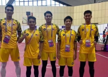 MALAYSIA meneruskan misi memburu emas sepak takraw antara regu selepas mara ke separuh akhir semalam.