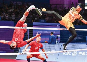 SELEPAS kalah kepada Thailand dalam perlawanan akhir berpasukan campuran, skuad sepak takraw negara kembali ke gelanggang hari ini dengan misi mempertahankan pingat emas antara regu.