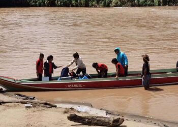 BOT yang digunakan oleh penduduk kampung untuk menyeberangi sungai di Pensiangan, Sabah.