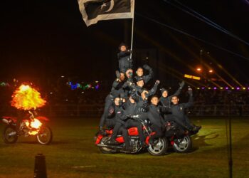 PERSEMBAHAN Pasukan Akrobatik Motosikal Tentera Darat menghiburkan penonton pada persembahan Tatu ATM di Kuala Terengganu, malam tadi. - UTUSAN/PUQTRA HAIRRY ROSLI