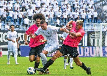 PENYERANG Terengganu FC, Ivan Mamut (tengah) diasak pertahanan Stallion Laguna dalam saingan Kumpulan H, Piala AFC di Stadium Sultan Mizan Zainal Abidin, Gong Badak semalam. – UTUSAN/PUQTRA HAIRRY