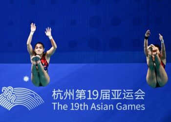 PASANGAN Nur Dhabitah Sabri dan Wendy Ng mempertahankan pingat perak dalam 3 meter papan anjal wanita seirama wanita pada Sukan Asia di Hangzhou, Ahad lalu.  – AFP