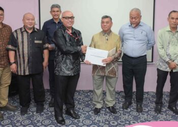 SALAH seorang pensyarah daripada Fakulti Sains Sosial dan Kemanusiaan (FSSK), Dr.
Syahruddin Awg. Ahmad diraikan dalam majlis tersebut.