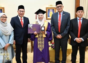 NURIN FAQIHAH MAHADI (tengah) bersama Dr Mazlan Abd Ghaffar (dua, kanan) dan ketiga tiga timbalan naib canselor  UMT  di Kuala Nerus baru-baru ini.