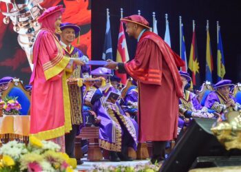 SULTANAH Nur Zahirah berkenan menyampaikan Anugerah Pro Canselor kepada Amir Syawal Kamis pada Majlis Konvokesyen Universiti Malaysia Terengganu (UMT) Kali Ke-21 di Kuala Nerus, hari ini. - UTUSAN/PUQTRA HAIRRY ROSLI