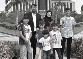 MOHAMMED J. H Alzaanin bersama isteri dan empat anaknya yang turut terkorban dalam serangan bom rejim Zionis di Gaza, Palestin, kelmarin. Seorang lagi anaknya dilaporkan terselamat.-IHSAN USIM