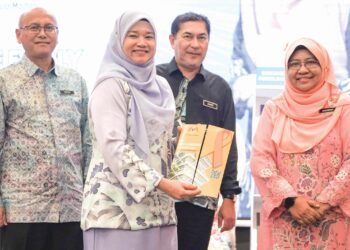 FADHLINA Sidek menunjukkan buku dokumen perkhidmatan psikologi dan kaunseling pada majlis 
penutup Persidangan Antarabangsa Kaunselor Pendidikan ICEC 2023 di Putrajaya, kelmarin.