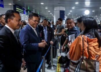 SAIFUDIN Nasution Ismail (dua dari kiri) mengarahkan Jabatan Imigresen melakukan beberapa perubahan di pintu masuk negara seperti KLIA bagi melancarkan urusan masuk pelancong. – UTUSAN/FAISOL MUSTAFA