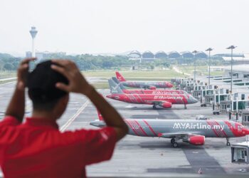 PESAWAT MYAirline tersadai di Lapangan Terbang Antarabangsa Kuala Lumpur 2 (Terminal 2) di Sepang selepas operasi MYAirline ditutup.-MINGGUAN/FAISOL MUSTAFA