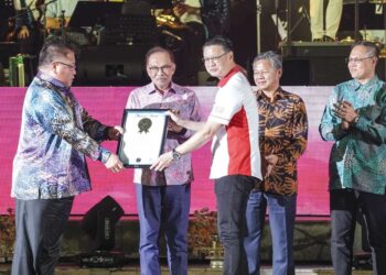 ANWAR Ibrahim menyaksikan Tiong King Sing menerima sijil Malaysia Book Of Record (MBOR) daripada Ketua Pegawai Eksekutif MBOR, Datuk Seri Dr. Michael Teo (tiga kanan) pada Festival Budaya Putrajaya 2023 di Dataran Putrajaya kelmarin. – UTUSAN/FAISOL MUSTAFA