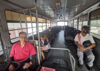 PEMANDU bas, Baharuddin Bani membawa tiga penumpang ke Kampar dari Teluk Intan. -UTUSAN/AIN SAFRE BIDIN