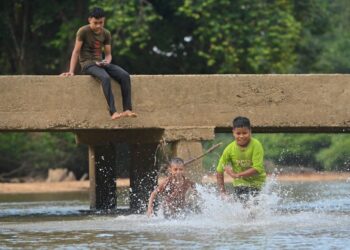 ORANG ramai meluangkan masa bersama keluarga dengan melakukan aktiviti berkelah dan mandi-manda di sekitar Air Terjun Sekayu. 

Cuaca panas terik sepanjang minggu ini menjadikan Pusat Perkelahan dan Rekreasi Air Terjun Sekayu sebagai lokasi pilihan pengunjung terutama warga Kuala Terengganu dan Hulu Terengganu melakukan aktiviti berkelah dan mandi manda bersama keluarga bagi mengurangkan bahang kepanasan.-UTUSAN/PUQTRA HAIRRY 