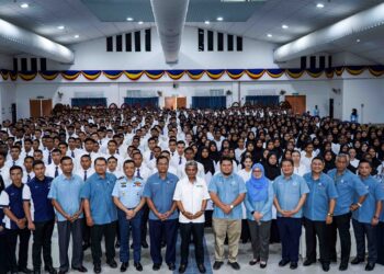 Mardzuki Muhammad (tengah) bersama tenaga pengajar dan pelajar baharu Universiti Pertahanan Nasional Malaysia (UPNM) di Sungai Besi, Kuala Lumpur, semalam. – UTUSAN/MUHAMAD IQBAL ROSLI