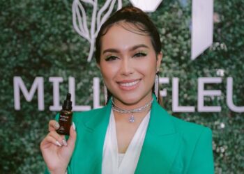 WANNA Ali menunjukkan salah satu produk kecantikan Millefleur ketika hadir pada majlis pelancaran Millefleur di Royal Chulan Damansara, Kuala Lumpur. - UTUSAN/AMIN AZMAN