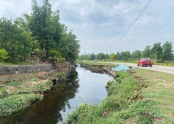 HAKISAN menyebabkan parit di hadapan perumahan Taman Berjaya Permai semakin melebar dan bahu jalan menjadi sempit sekali gus membahayakan kepada penduduk dan pengguna jalan utama Kempadang dan Pantai Sepat. - UTUSAN/NORHAFIZAN ZULKIFLI