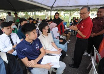 Timbalan Naib Canselor (Hal Ehwal Pelajar) UTM.  Prof. Dr. Shamsul Sahibuddin beramah mesra dengan  sebahagian pelajar baharu  yang mendaftar masuk ke UTM bagi sesi akademik 2023/2024 di UTM, Skudai, Johor Bahru di sini hari ini, -UTUSAN/RAJA JAAFAR ALI