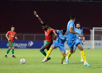 ISMAHEEL Akinade (kiri) di kawal ketat oleh pemain Peneng FC pada aksi Liga Super di Stadium Sultan Muhammad IV, Kota Bharu, Kelantan sebentar tadi-UTUSAN/KAMARUL BISMI KAMARUZAMAN