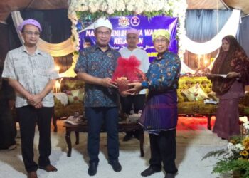 CHE Roslan Che Daud (dua dari kiri) menyampaikan cenderahati kepada Pengerusi KRT Ketereh, Wan Ahmad Hasbullah pada Majlis Malam Seni Budaya Warisan Kelantan Peringkat Daerah Kota Bharu di KRT Ketereh, Kota Bharu, Kelantan. - UTUSAN/ROHANA MOHD. NAWI