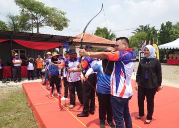 MOHD. Hairi (kanan) turut menyertai pertandingan khas memanah Kejohanan Memanah Antarabangsa Johor di Taman Mutiara Rini, Johor Bahru, hari ini.