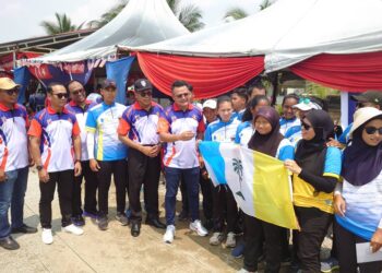 MOHD. Hairi (tengah) bergambar bersama pasukan memanah dari Pulau Pinang di Kejohanan Memanah Antarabangsa Johor 2023 yang diadakan di Taman Mutiara Rini, Johor Bahru, hari ini.