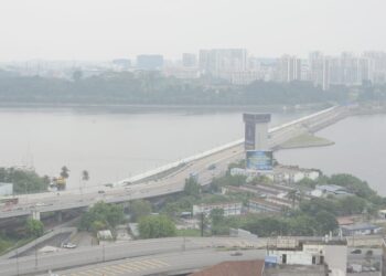 KEADAAN udara di Tambak Johor yang mengalami jerebu dengan IPU 156 ketika dirakamkan pukul 3 petang di Johor Bahru disini. -UTUSAN/RAJA JAAFAR ALI