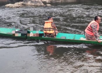 PASUKAN SAR anggota bomba membawa penemuan mayat pertama mangsa lemas yang dilaporkan dihanyut arus di Sungai Kanowit Nanga Meluan dengan bantuan menggunakan perahu penduduk kampung.